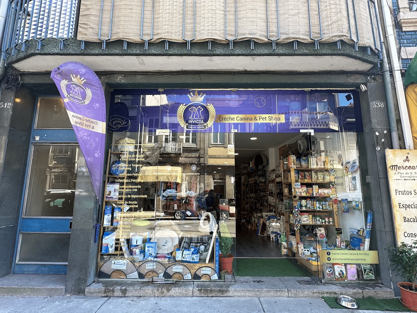 Fachada e entrada da Invicta Creche Canina e Pet Shop, no Porto.